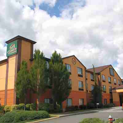 Evergreen Inn & Suites Hotel Exterior