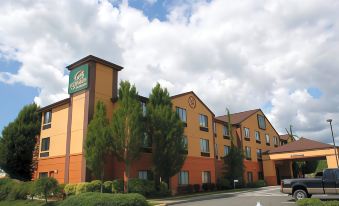 Evergreen Inn & Suites