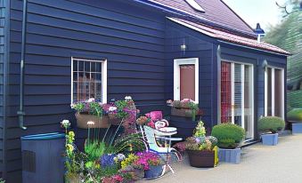 Bonningtons Stansted Self Catering - Housity