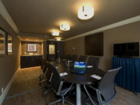 ラマダ バイ ウィンダム サレー / ラングレー サリーのホテル