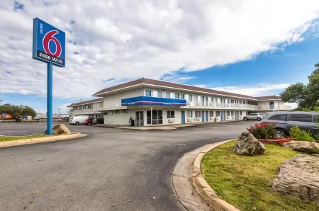 Motel 6 Ardmore, OK Отели рядом с достопримечательностью «Публичная библиотека Ардмор»
