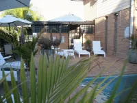 Golden Harvest Motor Inn - Pools