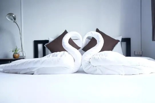 ห้องเตียงใหญ่ พร้อมห้องน้ำรวม