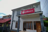 RedDoorz Near de La Salle Manado Singkil 호텔