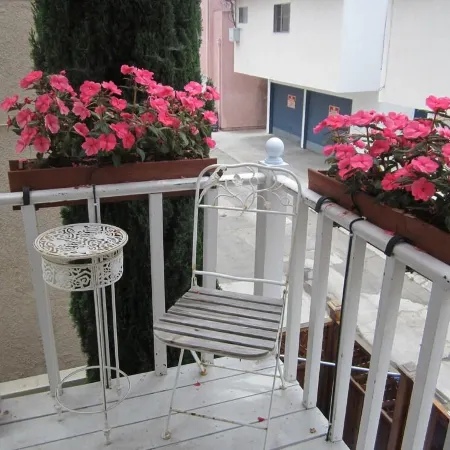 Cozy Beach Apartment in Trendy Belmont Shore!  Sanitized and Clean!