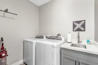 Beautiful Model home 2 minutes to town, golf and hiking. Perfect for families!