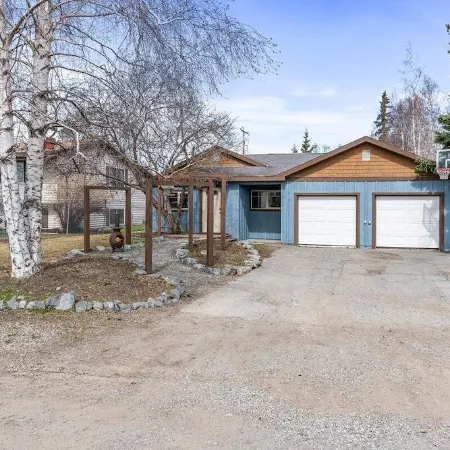 True North Retreat-open concept, newly remodeled, backyard with fire pit