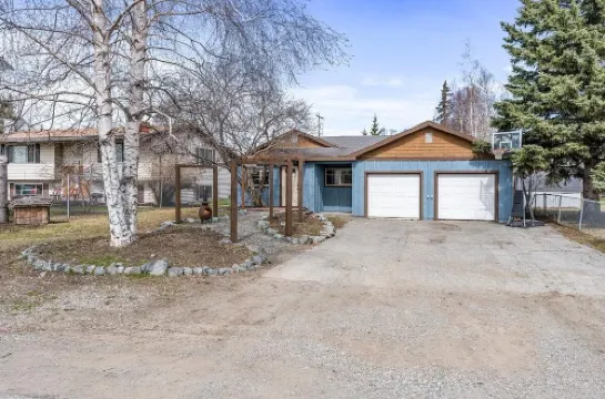 True North Retreat-open concept, newly remodeled, backyard with fire pit