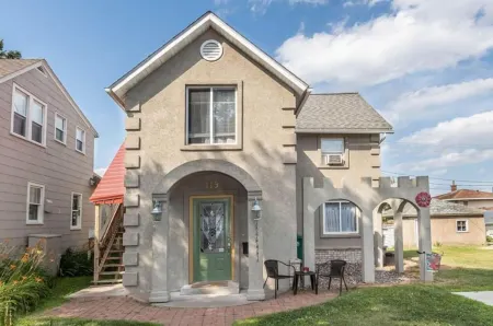 Charming Oasis in the Heart of Historic Downtown