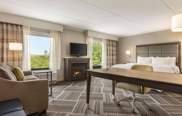 Hampton Inn & Suites Manchester-Bedford