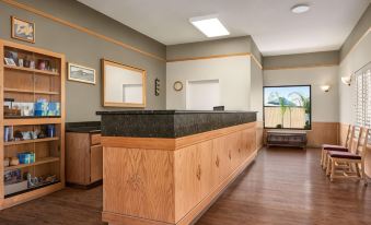 Super 8 by Wyndham Lindsay Olive Tree