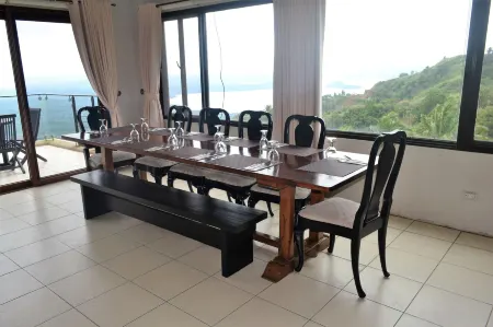 8 Suites by Fat Jimmy's Отели в г. Talisay