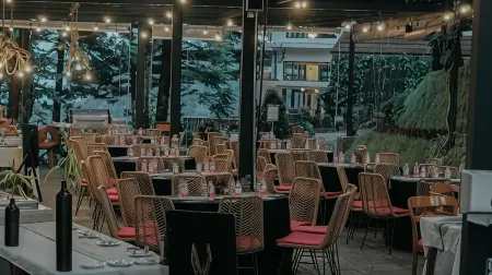 Damar Langit Resort Отели рядом с достопримечательностью «Сисаруа Грин Уорлд Адвенчер»