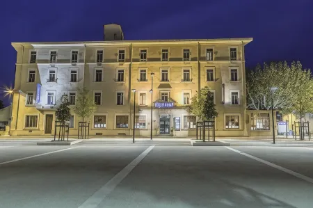 Kyriad Orange Centre Отели в г. Сериньян-дю-Конта