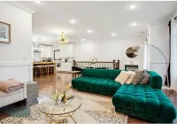 Contemporary Luxury 3 Bdr Apt for 6 +Free Parking