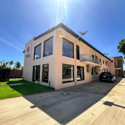 木槿套房和公寓 鄰近JACKS RETAIL LTD NALAGI SHOP的酒店