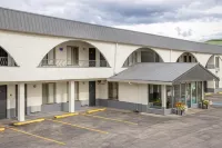Howard Johnson by Wyndham Downtown Kamloops Hotels in Kamloops