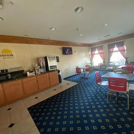 Days Inn & Suites by Wyndham Cleburne TX