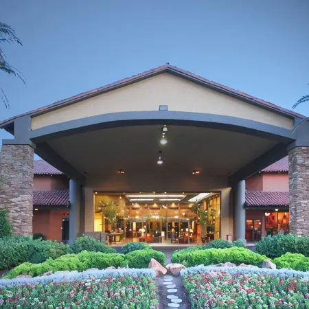 Alexis Park All Suite Resort Отели рядом с достопримечательностью «Вулкан отеля Mirage»