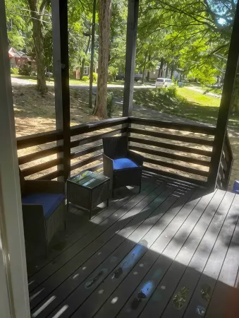 Contemporary Oasis with Private Deck Patio - Upscale Luxury Отели в г. Грешам Парк