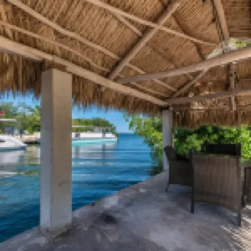Tiki Hut and Dockage for Boats - Charming Coastal Haven