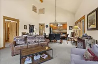 Cozy Condo Mountain Views!  So much close by-walk, bike, or drive!  ENJOY6182