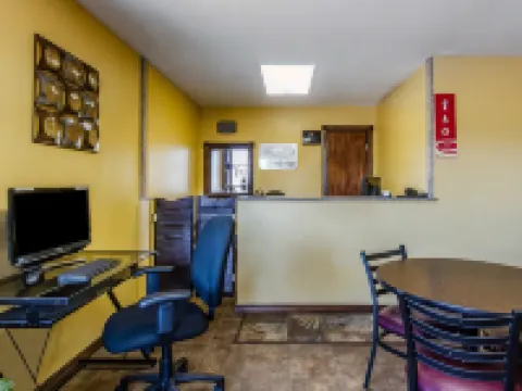 Econo Lodge Hotels in McClain County