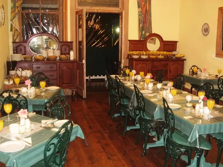 Central Hotel Guest House Отели в г. Glencairn