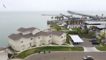 New Waterfront Bungalow Fishermans Paradise 2 Bedroom Home by RedAwning Отели в г. Порт Исабел