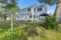 Beautiful waterfront property and steps away from multiple beaches - Wi-Fi