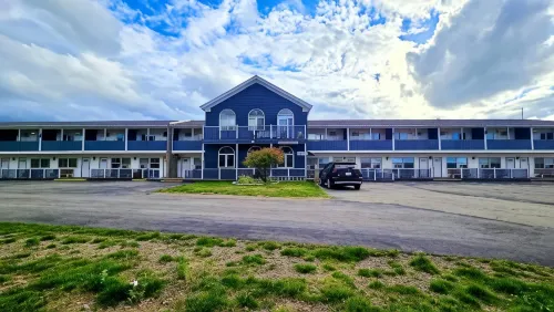 Laurie's Inn - parking