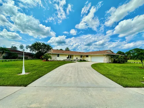 Spacious 4Br Lakefront Getaway – Heated Pool, Hot Tub  Near Everything! - Boutique