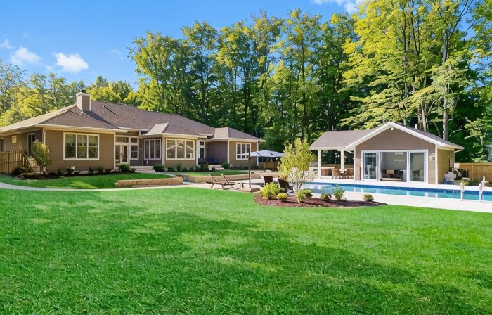 Luxury Estate–Pool, Pool House, Theater, Game Room, Putting Green–Steps to Beach