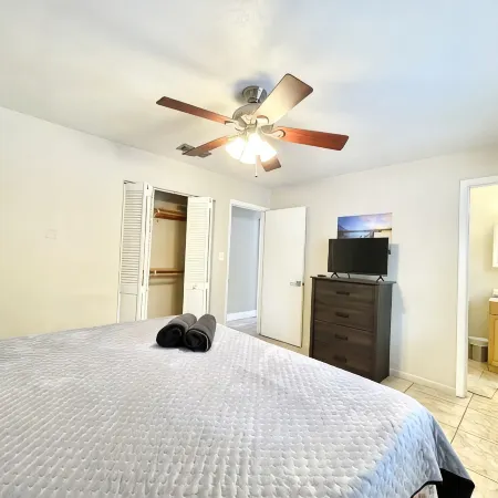 Spacious 4-bedroom house with Covered Private Pool in Gainesville
