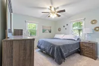 4-bedroom house in brilliant Clear Lake with AC, WiFi. Enjoy your stay
