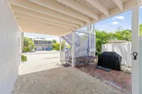 BEST LOCATION! NORTH END OF ANNA MARIA, FL STEPS TO BEACH & DINING -  LOWER UNIT