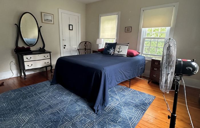 Captain's 2Br Suite. Best Value, Near Everything, Big Yard, Treehouse. No Fees.