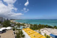 Oceanfront Oasis: Beach Studio with Sunset Views & Parking – 5 Mins from SJU - balcony