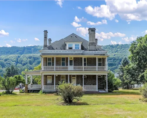 Make Memories: Mountain View Grand 6Br 3BA LaVale Home, 15 Min to Rocky Gap ラ・ベールのホテル