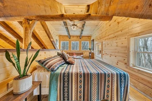 Real Log Cabin w/ Trout Pond close to Mcaffee Knob, Dragons tooth, Tinker Cliffs