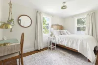 Luxury King Suite, 125-yr historic home, 2 blocks from Main St. Crib included
