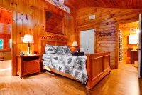 Cozy Cabin Retreat - Hot Tub, Fireplace & Fire Pit - Minutes from Blue Ridge - Balkoner