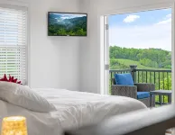 Serenity Villa: Luxurious Retreat with Hot Tub, Rooftop Deck & Mountain View's - Villas