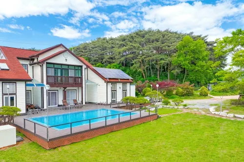 Anmyeondo Chingunae Pension - Pools