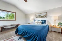 Belaire Lake Retreat, Cozy 2BR with Firepit & Kayaks