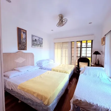 Lakefront Getaway, Taal Volcano Views. Perfect for Relaxation & Adventure!