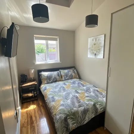 Private room and bathroom with own entrance near Warwick town ctr