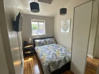 Private room and bathroom with own entrance near Warwick town ctr Hotels in 