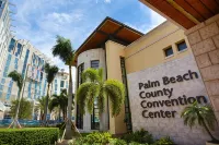 Flamingo Park w/ Private Heated Pool + 5 Min to Beach. Walk to Convention Center - Beach