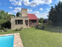Cozy cabin in charming Las Compuertas, Mendoza, Argentina with Pool,AC,WiFi, - Homestays